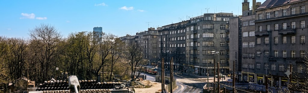 The corner at Flora before the palace — an open corner of the city beside the Olšany Cemeteries, waiting for an anchor.